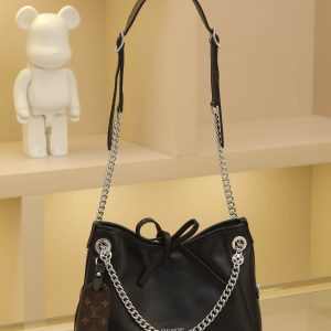 Dimensions: 17 x 10 x 26 cm (height x width x length)